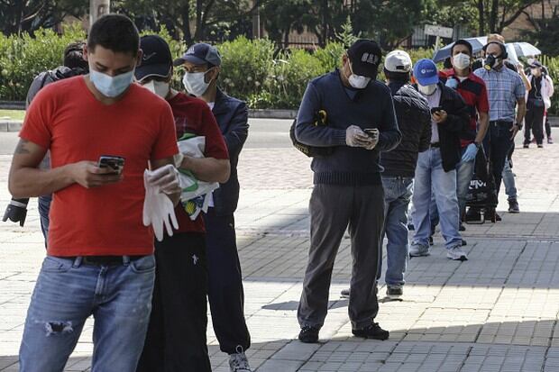 La gente preocupada por la crisis a causa del nuevo coronavirus (Getty)