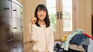 Cómo organizar tu ropa por categorías, según Marie Kondo