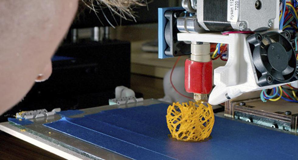 El ruido intenso y robótico de una impresora se escucha de fondo, pero no hay bandeja, ni tinta, ni papel sino un hilo de plástico que crea formas en 3D. (Foto: Getty Images)