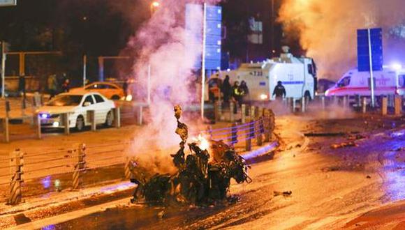 Un coche bomba estall&oacute; cerca de una furgoneta de las fuerzas especiales de la polic&iacute;a, ubicado cerca del estadio donde se hab&iacute;a disputado un partido del Besiktas contra el Bursaspor. (Foto: Reuters)
