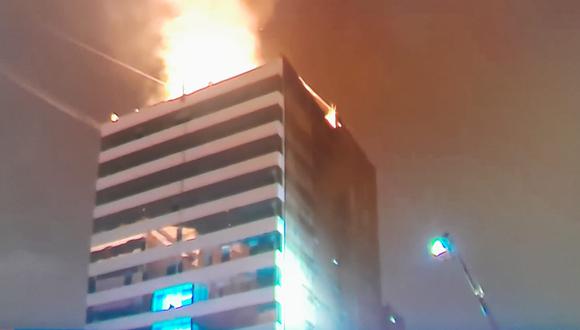 Incendio se produjo en una galería comercial de Gamarra, en La Victoria. (Foto: Captura Canal N)