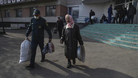 Un socorrista ruso ayuda a evacuar a un residente de una pensión geriátrica en la margen izquierda del río Dnieper, en Kherson, región de Kherson, Ucrania, el 5 de noviembre de 2022. (Foto de EFE/EPA/STRINGER)