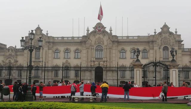 Varios ciudadanos llegaron hasta la Plaza de Armas para expresar su apoyo a Vizcarra. (Foto: Rolly Reyna / GEC)