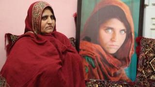 [BBC] La trágica vida de la afgana de los ojos verdes