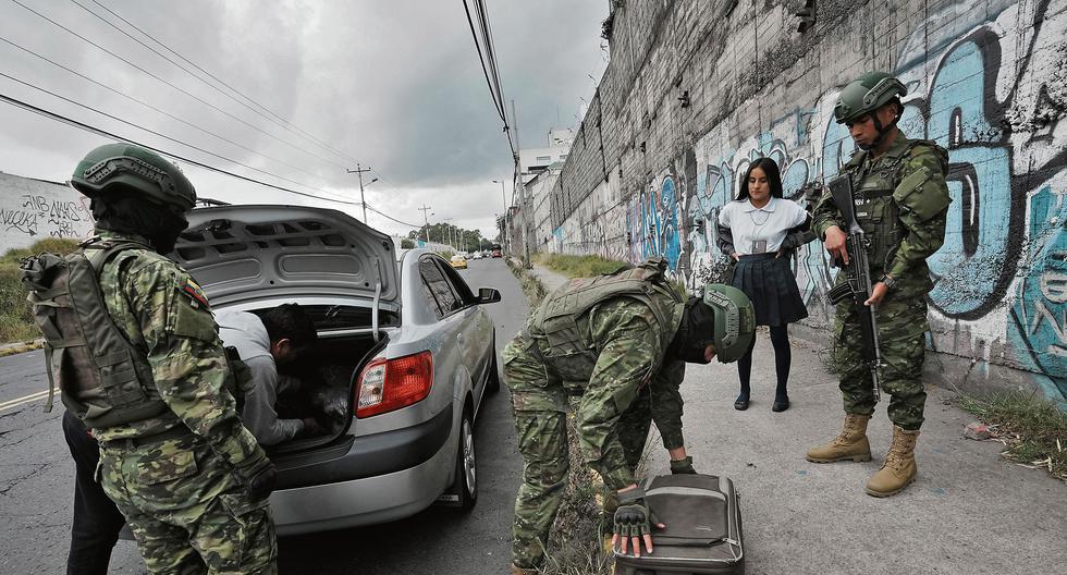 Soldados revisan un vehículo en Quito como parte de las acciones de prevención que se han tomado ante la violencia en los comicios. (Foto: AP)