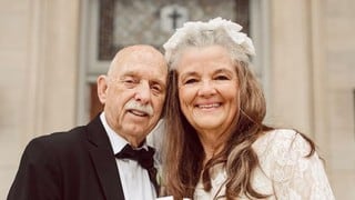 Ancianos recrean las fotografías de su boda para celebrar su 50 aniversario