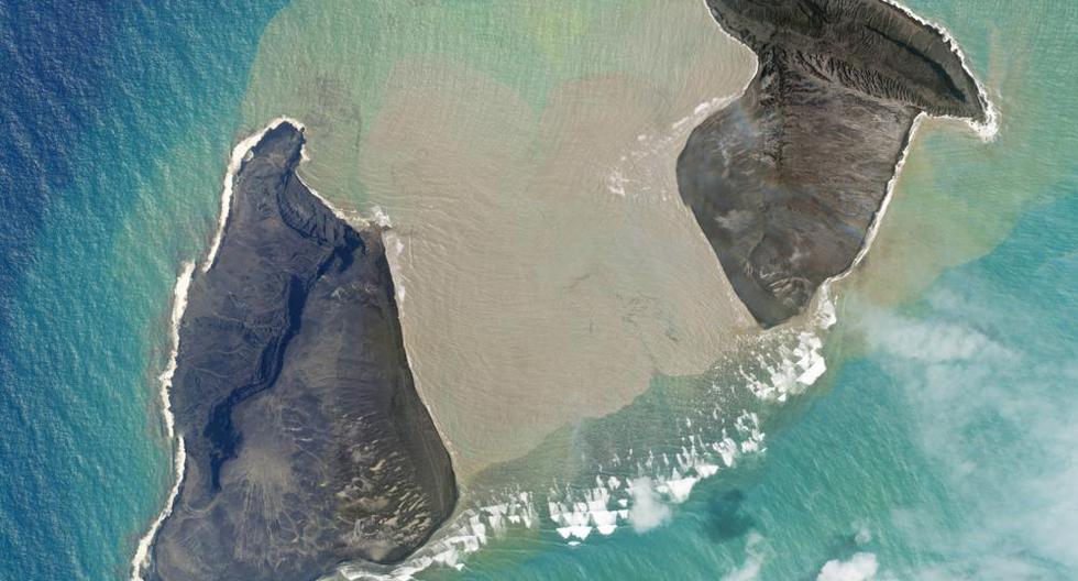 En esta foto satelital tomada por Planet Labs PBC, una isla creada por el volcán submarino Hunga Tonga Hunga Ha'apai se encuentra justo antes de una erupción masiva el sábado 15 de enero de 2022.(Planet Labs PBC a través de AP).