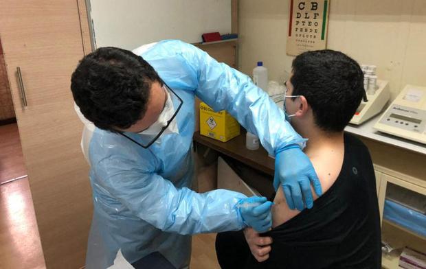 Those vaccinated against the coronavirus with Sinovac and Pfizer need a third dose in Chile.  (Photo: AFP).