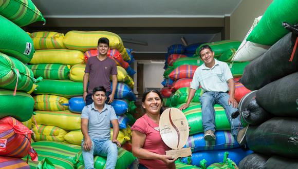 Grimanés Morales trabaja en su finca La Lúcuma junto a su esposo Marcelino (derecha) y sus hijos Franklin y John. Aquí están todos en el almacén de Origin Coffee Lab, en Jaén, Cajamarca. (Foto:  Roger Aguilar Mendieta)