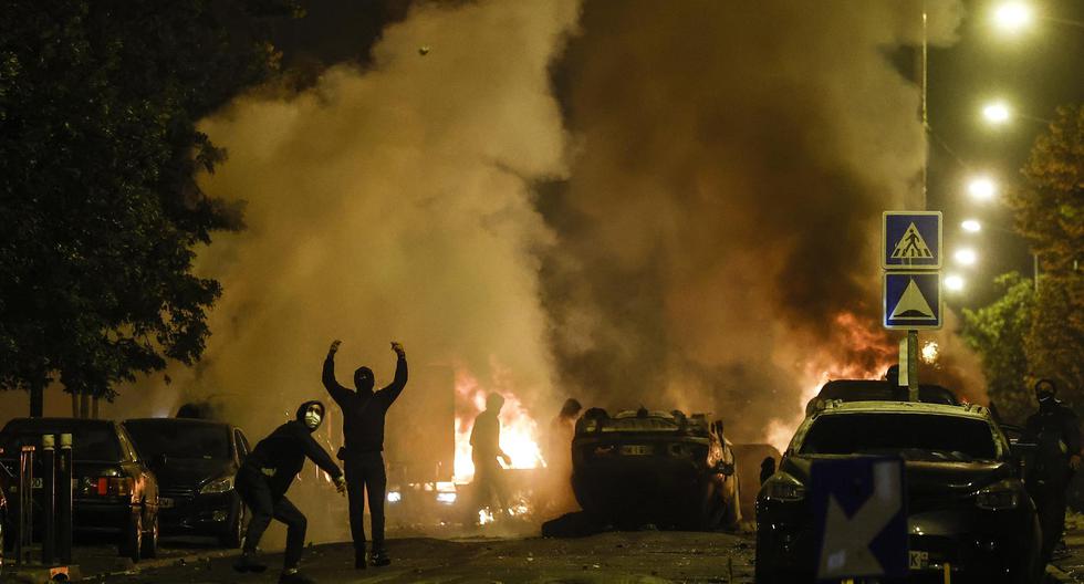 Manifestantes chocan con la policía antidisturbios en Nanterre, cerca de París, Francia, el 29 de junio de 2023. (EFE/EPA/YOAN VALAT).