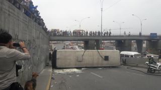 Cercado de Lima: bus de transporte público se volcó en Av. Alfonso Ugarte y dejó 12 heridos
