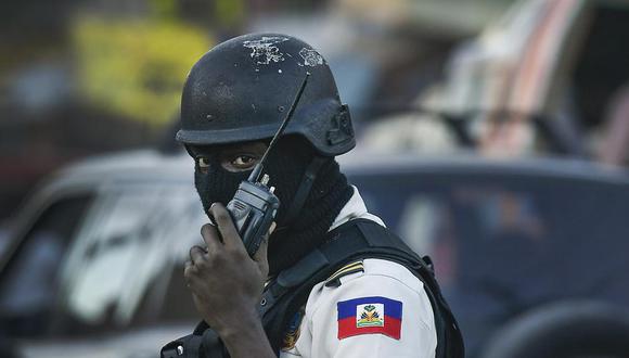Un oficial de policía patrulla en una intersección en Puerto Príncipe, Haití, el jueves 11 de noviembre de 2021. (Foto AP / Matias Delacroix).