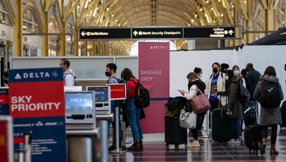 Los viajeros dejan sus maletas en el servicio de equipaje de Delta Airline en el Aeropuerto Nacional Reagan en Arlington, Virginia, EE.UU.  (Foto: Eric Lee / Bloomberg).