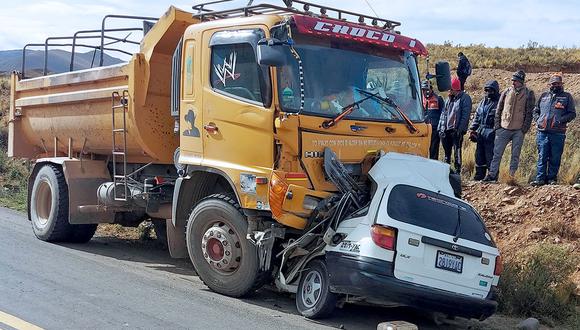Imágenes del impacto entre un camión volqueta y un auto, en el municipio de Sacaca, jurisdicción de Oruro, en Bolivia, el 26 de enero de 2023. (Foto de APG)