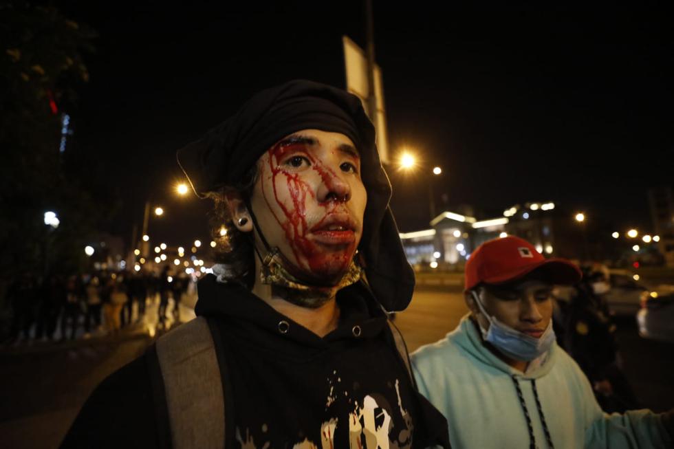 Las manifestaciones se tornaron violentas por momentos. Civiles, incluso periodistas fueron agredidos. (Foto: Cesar Bueno/ @photo.gec)