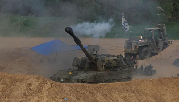 Unidades de artillería israelíes disparando contra objetivos en la parte sur de la Franja de Gaza, junto a la frontera entre Israel y Gaza, el 27 de diciembre de 2023 |  EFE/EPA/ATEF SAFADI