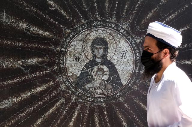 Un hombre con una máscara facial camina frente al Museo Cora (Kariye) o la iglesia ortodoxa griega bizantina en Estambul, Turquía. (EFE/SEDAT SUNA).