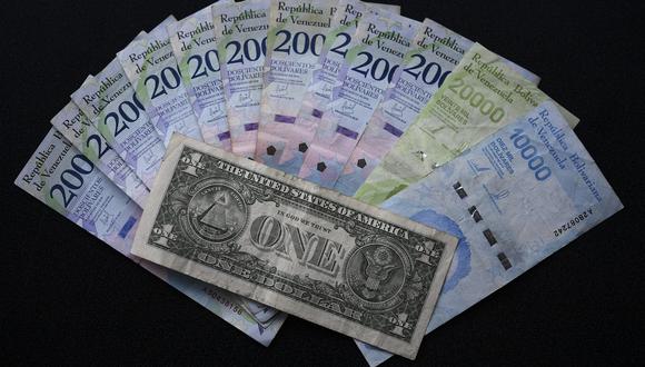 El efectivo en bolívares además escasea mucho y los usuarios hacen largas filas en los bancos para acceder a no más de 400.000 bolívares, el límite en taquilla. (Foto: Yuri CORTEZ / AFP)