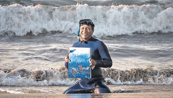 El artista piurano que pinta sus óleos desde el fondo del mar