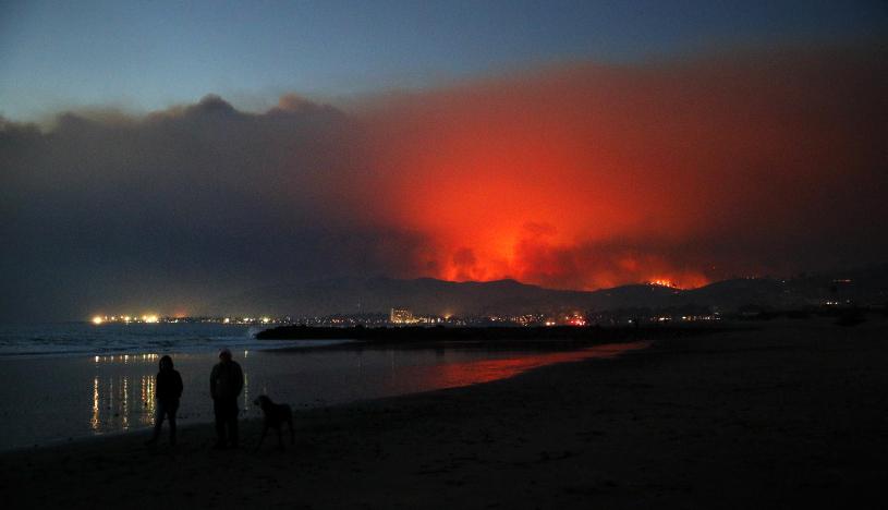 El humo oscureció el cielo del condado Ventura, ubicado a poco más de 90 kilómetros (60 millas) al noroeste de Los Ángeles. (Foto: AP/Jae C. Hong)