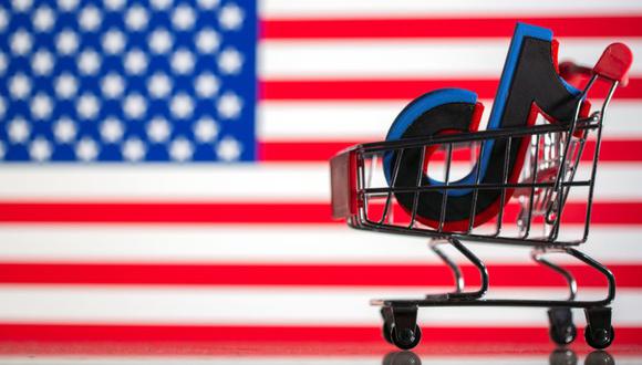 En esta ilustración, tomada el 18 de septiembre de 2020, se ve un carrito de compras con un logotipo de TikTok impreso en 3D frente a la bandera de Estados Unidos. (Foto: REUTERS / Dado Ruvic / Ilustración).