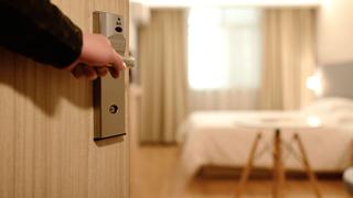 EE.UU.: la ingrata sorpresa que se llevó una mujer en un hotel al observar por la mirilla de su habitación