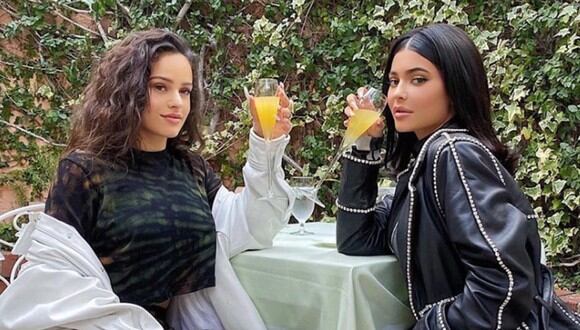 Kylie Jenner y Rosalía disfrutaron de una pizza en el restaurante de moda de Hollywood. (Foto: Instagram | rosaliavt)