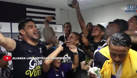 Alianza Lima logró el título nacional 2017 y sus jugadores lo celebraron de manera peculiar en el vestuario. (Captura Alianza Lima)