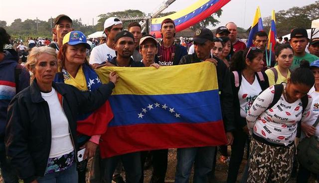 Centenares esperan en Tienditas para ingresar ayuda a Venezuela. (Foto: EFE)