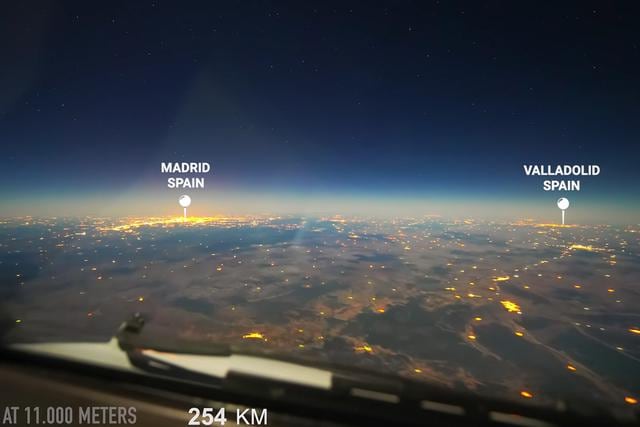 Un piloto graba un espectacular time-lapse desde la cabina del avión durante la ruta París-Buenos Aires. (YouTube)