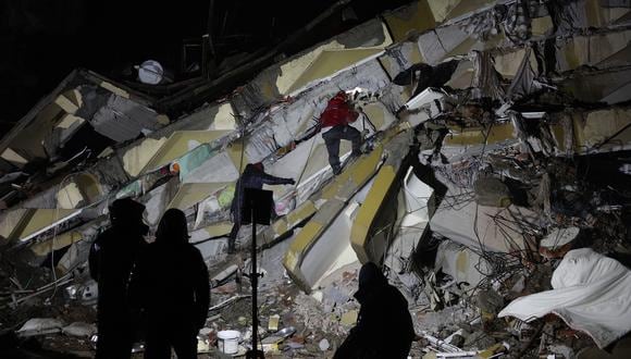 Rescatistas buscan víctimas y sobrevivientes entre los escombros de edificios derrumbados en Kahramanmaras, Turquía, luego de que un terremoto de magnitud 7,8 sacudiera el sureste de Turquía.