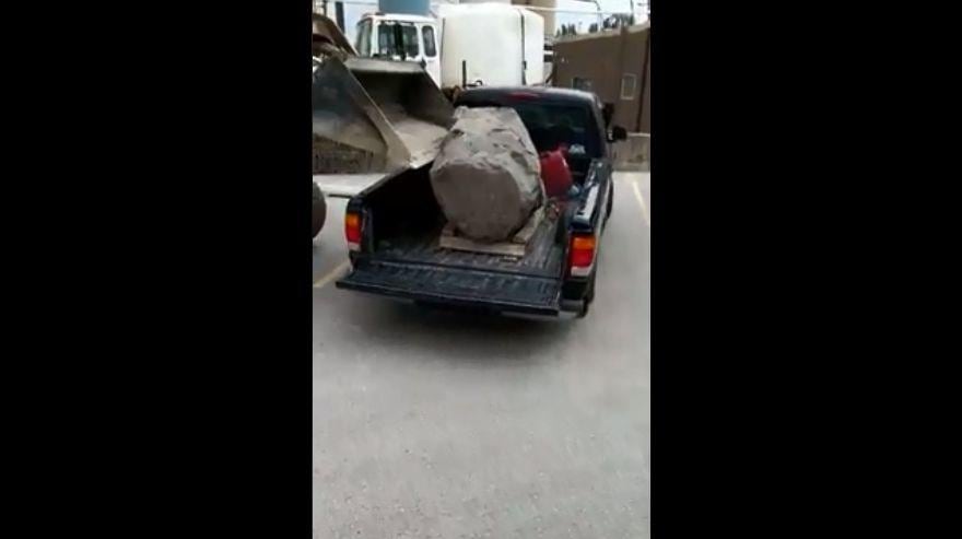 Una minicargadora puso en la tolva una inmensa piedra y la camioneta no pudo resistir el peso. El video en Facebook es viral con 19 millones de reproducciones.  (Foto: captura).