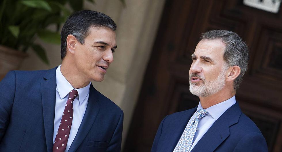 El rey de España, Felipe VI, (derecha) no propondrá como candidato a Pedro Sánchez y asoman nuevas elecciones. (Foto: AFP).