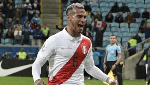 Miguel Trauco jugó todo el partido ante Paraguay en Asunción. (Foto: AFP)
