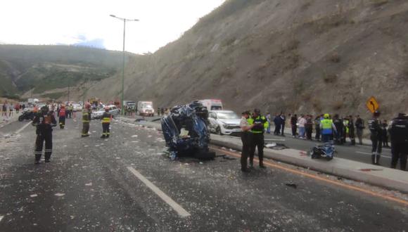 Tres fallecidos y unos 20 heridos dejó un accidente de tránsito en las afueras de Quito, capital de Ecuador (Foto: Captura Policía Ecuador)