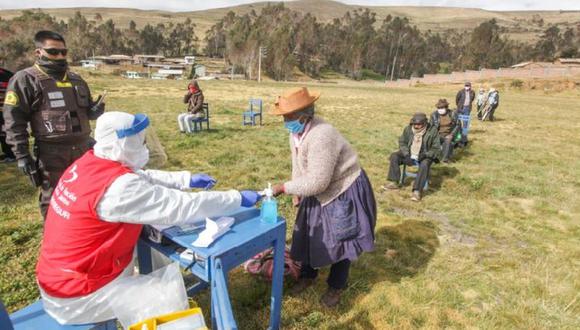 El uso de los llamados ‘carritos pagadores’, que transportan la subvención económica de S/250 hacia centros poblados del interior del país, evita que las personas del ámbito rural gasten dinero y tiempo, y pongan en riesgo su seguridad y su salud trasladándose hacia zonas urbanas para cobrar. (Foto: Pensión 65)