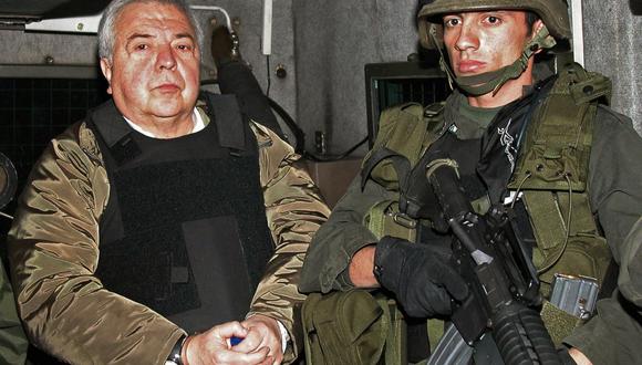 En esta foto tomada el 3 de diciembre de 2004, Gilberto Rodríguez Orejuela, jefe del cártel de la droga de Cali, es escoltado al aeropuerto de la policía antinarcóticos en Bogotá, donde será entregado a la DEA para su extradición a Estados Unidos. (AFP).