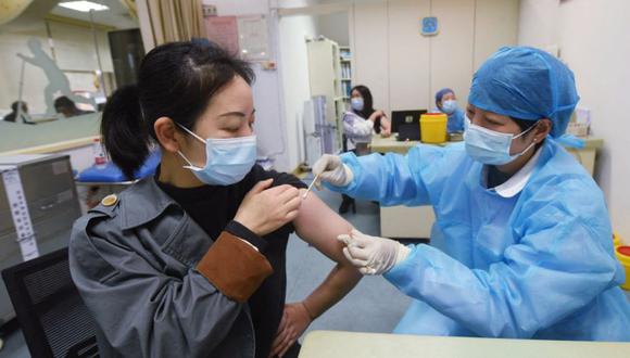 Una mujer que recibe una dosis de la vacuna contra el coronavirus Covid-19 del Grupo Nacional Biotecnológico de China (CNBG) en un hospital de Hangzhou, en la provincia oriental china de Zhejiang. (Foto: AFP/ China).