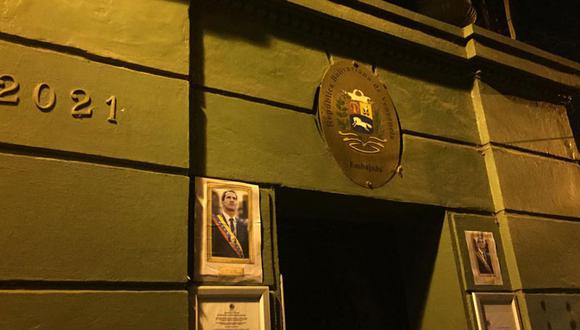 En la manifestación, los opositores colocaron en la sede diplomática de Venezuela imágenes de Juan Guaidó luciendo una banda presidencial. (Foto: Emol.com).