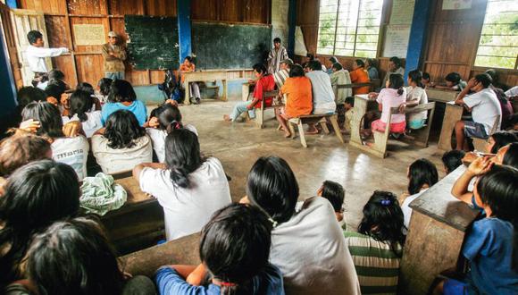 Nelly Luna (sentada bajo la columna azul) asiste a una asamblea de la comunidad de Mayapo. Encontró centros de salud sin medicinas y colegios sin libros que eran guaridas de murciélagos.