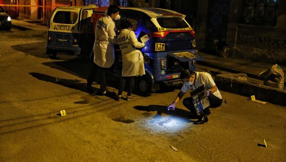 Dos sujetos en moto se acercaron hasta donde estaban los hombres y les dispararon. En la escena se hallaron 14 casquillos de bala. La Policía sospecha que se trataría de un ajuste de cuentas. (Foto: Giancarlo Ávila - El Comercio)