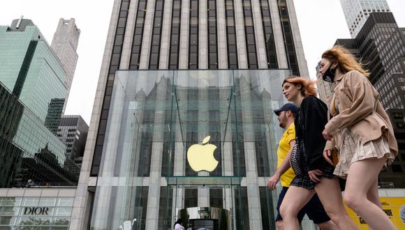 La gente pasa frente a una tienda Apple en Nueva York el 13 de julio de 2021, en plena pandemia de coronavirus. (Angela Weiss / AFP).
