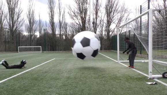 ¿Podrías meterle gol a un arquero de ojos vendados? [VIDEO]