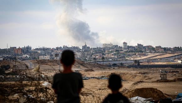 Los niños observan el humo que se eleva durante los ataques israelíes al este de Rafah, en el sur de la Franja de Gaza, el 13 de mayo de 2024, en medio del conflicto en curso entre Israel y el grupo militante palestino Hamás. (Foto de AFP)