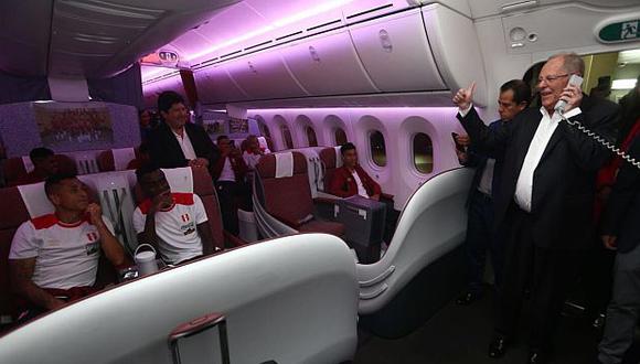 PPK acudió hasta el aeropuerto Jorge Chávez para despedir a los seleccionados peruanos, quienes disputarán el primer duelo del repechaje al Mundial de Rusia 2018 este viernes. (Foto: Presidencia)