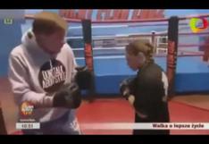 YouTube: Boxeadora noqueó a periodista durante reportaje (VIDEO)