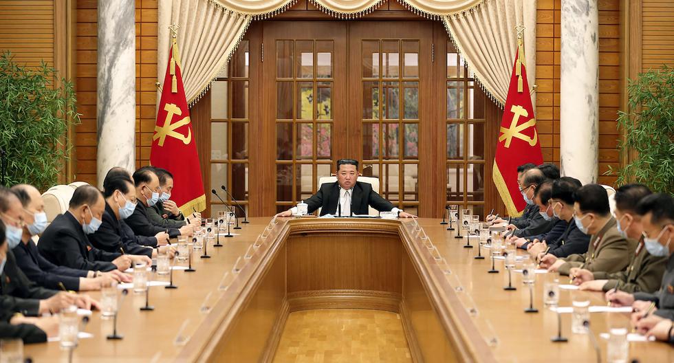 Esta fotografía tomada y publicada por la Agencia Central de Noticias de Corea (KCNA) oficial de Corea del Norte el 12 de mayo de 2022 muestra al líder norcoreano Kim Jong Un (centro) asistiendo a la octava reunión del buró político del Partido de los Trabajadores de Corea (WPK) en Pyongyang. (Foto: AFP PHOTO/KCNA VÍA KNS)