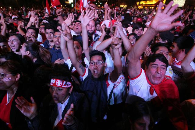 Las plazas, espacios públicos y locales donde se transmitirá el cotejo entre la selección peruana y su similar de Nueva Zelanda, por el repechaje al Mundial Rusia 2018, ya se llenaron de hinchas.