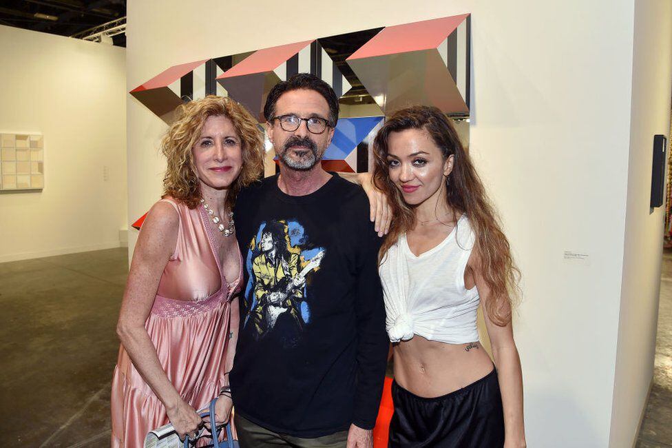 Bernie Chase (center) is the owner of the Chase Contemporary gallery and represents Andrés Valencia.  (GETTY IMAGES).