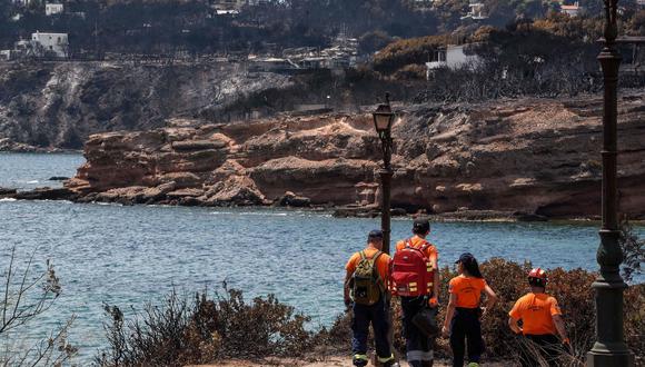 Muchos habitantes de la zona que se refugiaron en el agua para escapar de los incendios indicaron que tuvieron que esperar varias horas antes de ser auxiliados. (AFP)